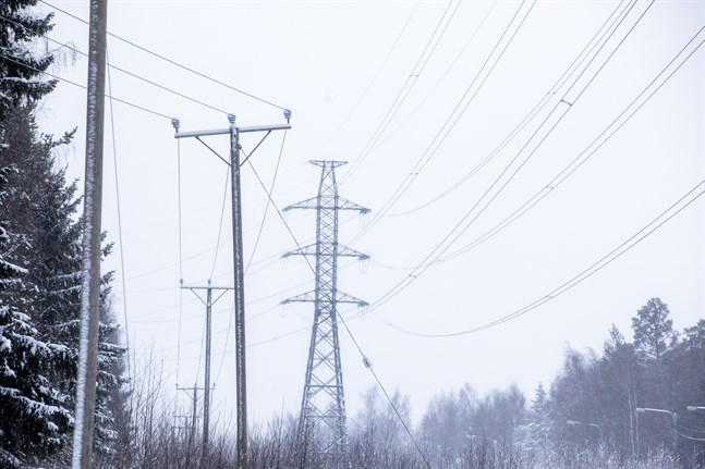 Som mest var 1400 hushåll utan elektricitet. På onsdag morgon är bara 530 kvar, alla i Gerby skärgård.