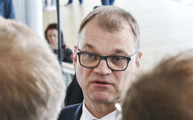 Riksdagsledamot Juha Sipilä skulle korsa vägen då en förbipasserande plötsligt slog till honom i början av januari.