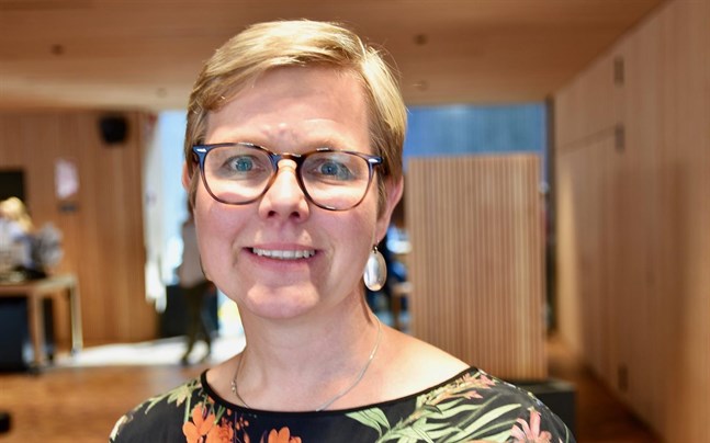 ”Att satsa på cirkulär ekonomi är inget alternativ. Det är ett livsvillkor om vi vill bromsa överkonsumtionen och stävja klimatförändringen”, säger miljö- och klimatminister Krista Mikkonen (Gröna).