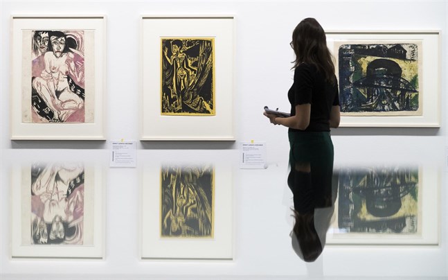 En besökare på utställningen i Bern 2017 som visade upp många av verken som efterlämnats av Hildebrand och Cornelius Gurlitt.