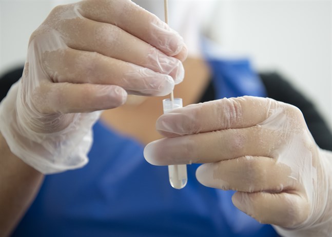 En klinik i Göteborg misstänks ha skickat fejkade svar om PCR-test till kunder. Personen på bilden har inget samband med den kritiserade kliniken. Arkivbild.