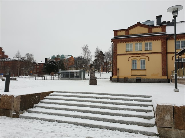 Det finns ingen som helst anledning att förakta den diskussion som förts och de ställningstaganden som gjorts om byggplanerna i Inre hamnen, skriver Sirpa Sainio i sin insändare.