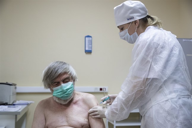 En Moskva-bo vaccineras med det ryska Sputnik V-vaccinet, som Ryssland nu även hoppas få klartecken för inom EU. Arkivfoto.