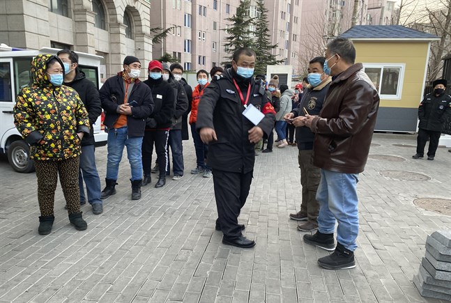 Folk köar i Peking för att bli vaccinerade mot covid-19.