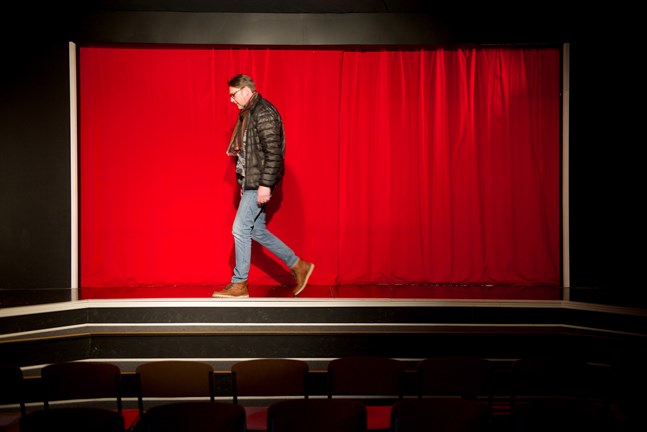 Anders Hassel regisserar "En teaterkomedi" på Teater Jacob, men premiären har flyttats fram.