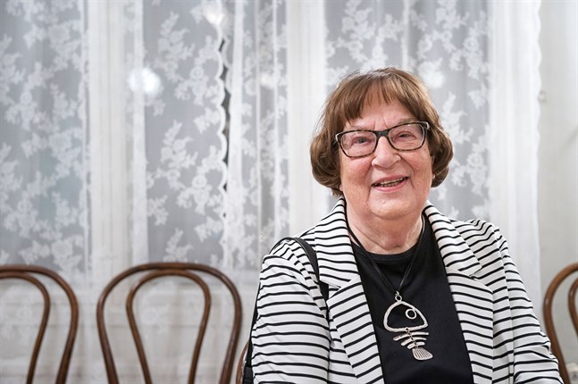 Författaren Anita Wikman blev överraskad när hon fick veta att hon skulle få Nykarleby stads kulturpris.