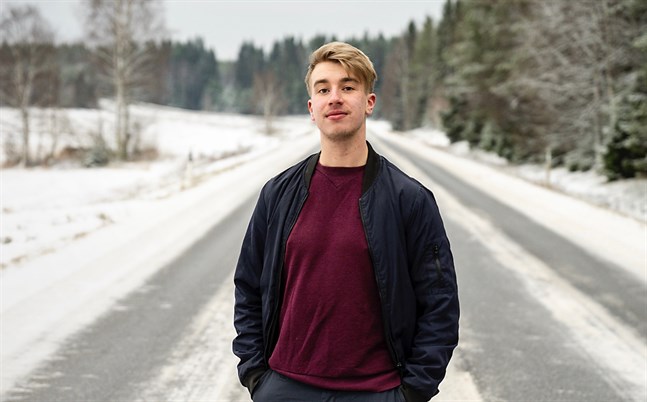 Joel Sundkvist från Esse i Pedersöre är aktuell med en ny låt, "Drunk and underage".