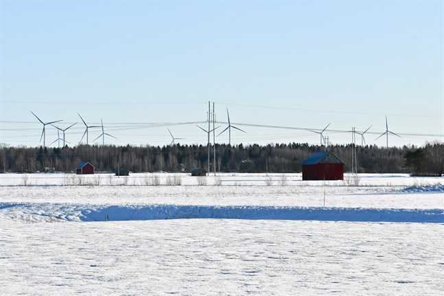 Miljöministeriet har beviljat sammanlagt 840 000 euro till åtta kommuner och nio landskapsförbund för utbyggnaden av vindkraft.