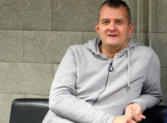 Tackar Sundom IF ja till en plats i tvåan betyder det att Sporting Kristina som är trea från slutet får fortsätta i trean, säger Mikael Westerback som är tävlingschef i bollförbundet.