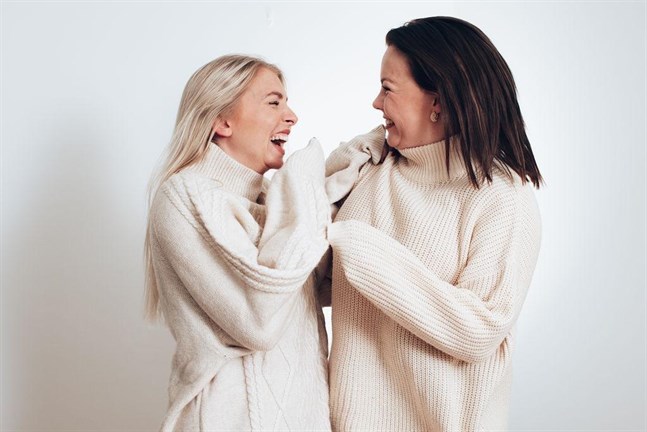 Julia Lövdahl och Elin Karppinen satsar på en ärlig podd med humor.