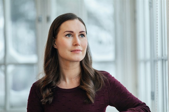 När vi träffar statsminister Sanna Marin (SDP) i hennes tjänstebostad Villa Bjälbo ska hon strax i väg för att diskutera coronaåtgärder med resten av regeringen. Hon säger att beredskapslagen inte tillämpas nu men om läget kräver ser hon det inte som omöjligt.