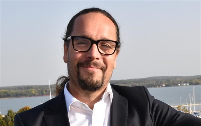 Ålands näringsminister Fredrik Karlström bröt mot landskapsregeringen karantänsregler efter sin resa till Sverige.
