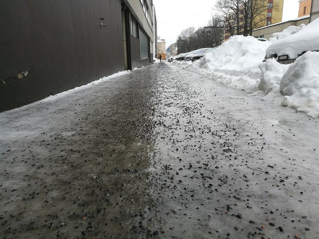 I Trafikskyddets enkätundersökning uppgavs mycket halt väglag som den vanligaste orsaken till att man halkat på vintern. Arkivbild.