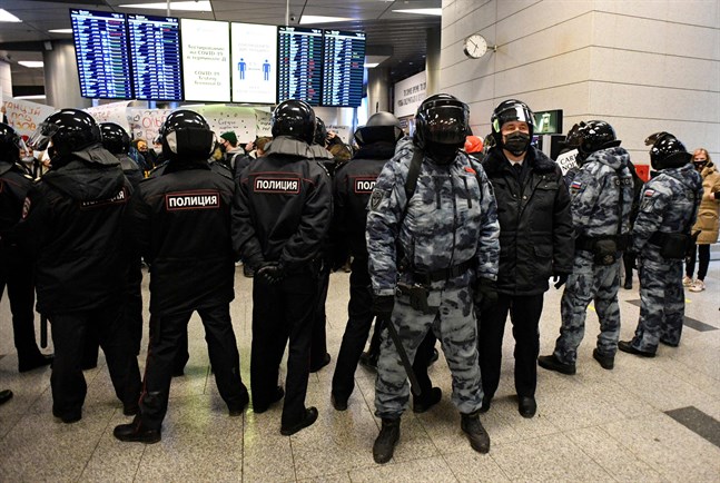 Kravallpoliser vid flygplatsen i Moskva för att möta Aleksej Navalnyj.