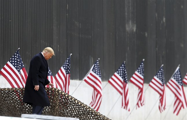 President Donald Trumps opinionssiffror störtar nedåt efter stormningen av Kapitolium. Här kliver han nedför trappor inför ett framträdande i Texas i tisdags.