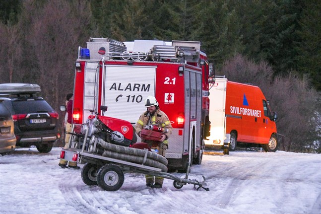Fem personer tros ha omkommit i en stugbrand på lördagen.