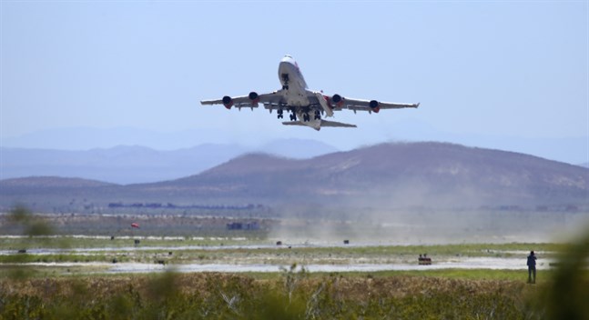 Virgin Orbits modiferade Boeing 747, som döpts till "Cosmic Girl", ska ta en raket mot atmosfären. Bilden är tagen vid förra årets uppskjutningsförsök.