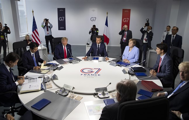 G7-ledarna vid det senaste toppmötet 2019: Italiens premiärminister Giuseppe Conte, Japans premiärminister Shinzo Abe, USA:s president Donald Trump, Frankrikes presidenten Emmanuel Macron, Tysklands förbundskansler Angela Merkel, Kanadas premiärminister Justin Trudeau, och Storbritanniens premiärminister Boris Johnson.