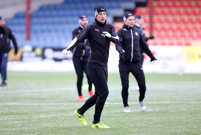 Kalle Multanen började träna med VPS på måndagen. I juni och juli, då han senast tränade med laget, var det lite varmare på stadion.