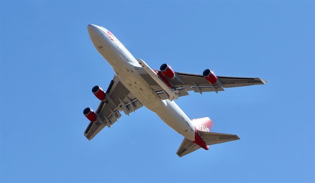 Virgin Orbits modiferade Boeing 747, som döpts till "Cosmic Girl", på väg mot att ta en raket mot atmosfären under söndagen.