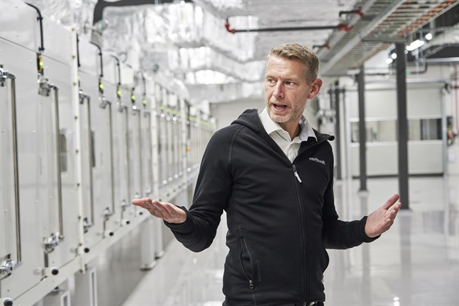 Northvolts vd Peter Carlsson i bolagets fabrik i Västerås. Nu har Northvolt fått utökat miljötillstånd för utbyggnaden i Skellefteå. Arkivbild.