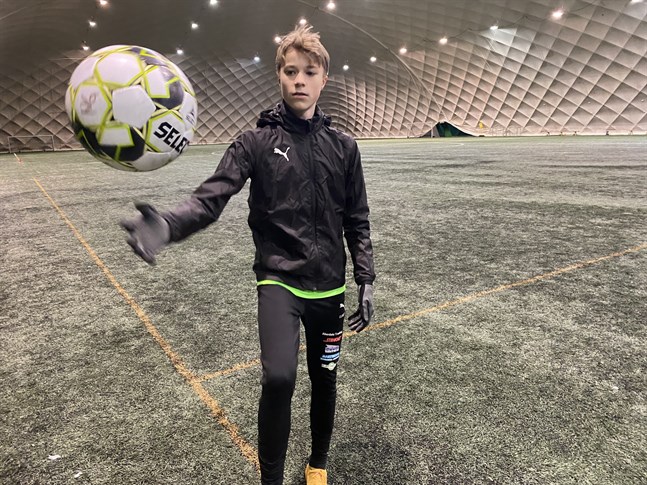 Elias Pått är en av fotbollstalangerna som går på fotbollslinjen. Det betyder tre extraträningar i veckan för Yttermarkkillen.