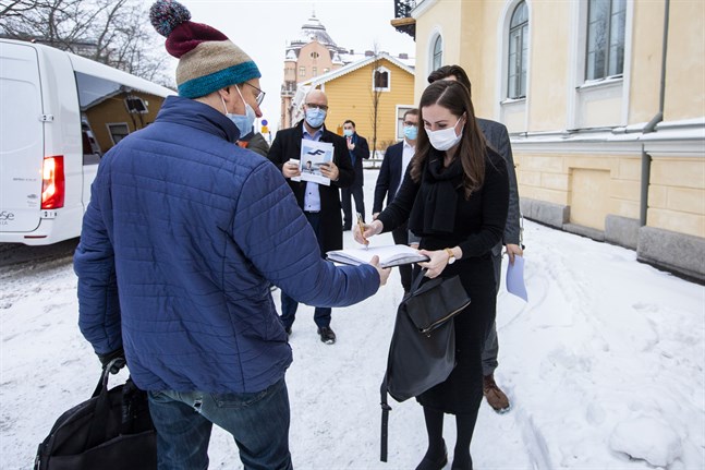 Sanna Marin är populär. På väg in till styrelsegården möttes hon av en Vasabo som ville ha statsministerns autograf.