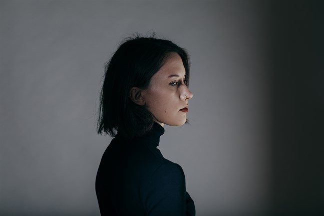 Journalisten Elsa Kemppainen har länge burit med sig tanken på att skriva också konstnärligt. Nu är hon aktuell med sin första roman.