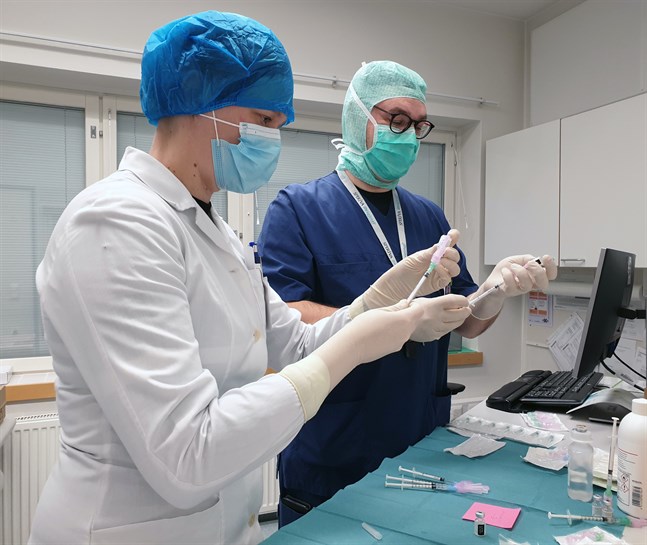 Pfizers och Biontechs coronavaccin ges i nuläget som två doser på 30 mikrogram.