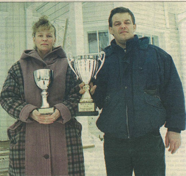 Ulrika och Anders Bärdén med pokalerna de fick vid tävlingen i Jakobstad under veckoslutet.