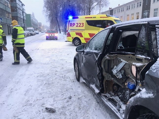 Trots omfattande skador på personbilen skadades inte de två personerna som färdades i bilen nämnvärt. De fördes ändå för en kontroll till hvc.