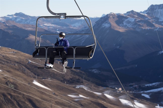 Skidåkare på väg upp i en lift i Arosa i Schweiz. Arkivfoto.