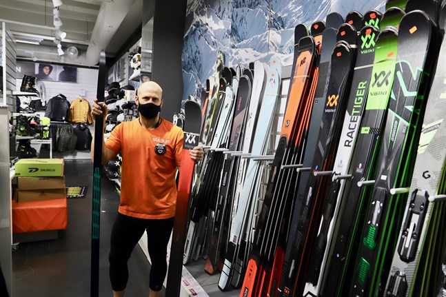 Joakim Jakobsson är butikschef på Stadium i Vasa. Han säger att både längdskidor, slalomskidor och skridskor säljer bra nu.