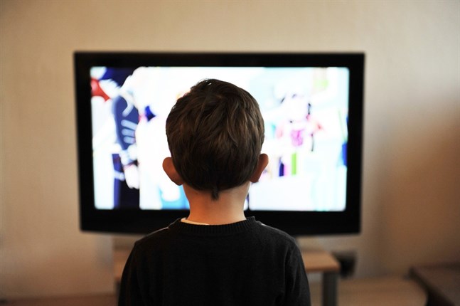 År 2020 ökade det traditionella tv-tittandet med 3 procent. Det betyder att finländarna i medeltal tittade på traditionell tv 2 timmar och 47 minuter varje dag.