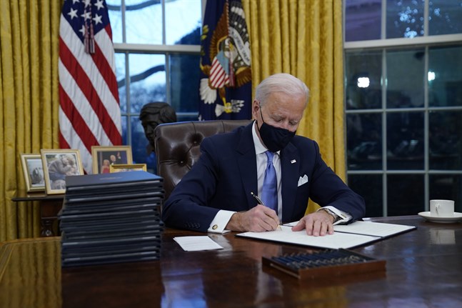 USA:s nye president Joe Biden undertecknar presidentordrar i Ovala rummet.