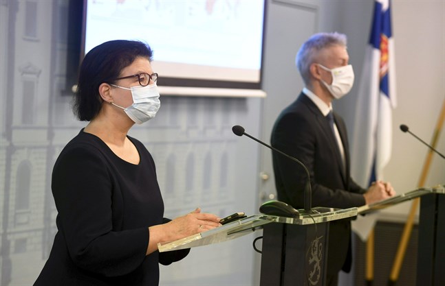Strategidirektör Liisa-Maria Voipio-Pulkki från Social- och hälsovårdsministeriet och överläkare Taneli Puumalainen från Institutet för hälsa och välfärd gav en lägesrapport om coronaepidemin på torsdagen.