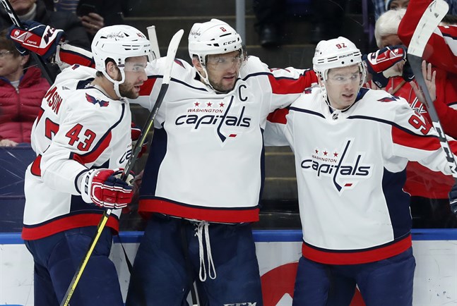 Washington Capitals kapten Aleksandr Ovetjkin, i mitten, och Jevgenij Kuznetsov, till höger, är uppsatta på NHL:s covid-19-lista efter att ha brutit mot ligans coronaregelverk.