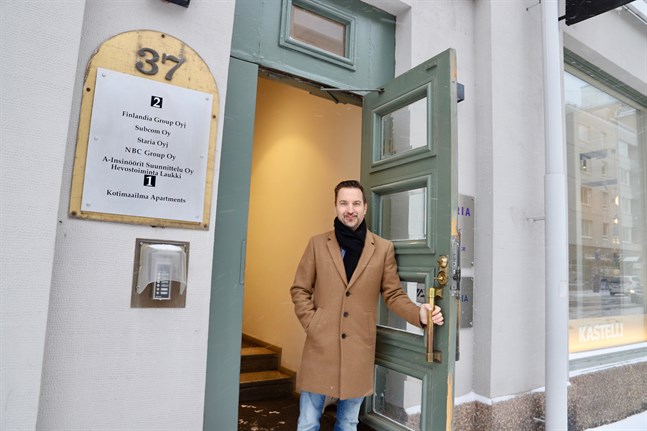 Dan-Ove Stenfors börjar jobba på Norra Finans i Vasa. Han har sitt kontor på Storalånggatan, men kommer att röra sig mycket ute bland företagen.