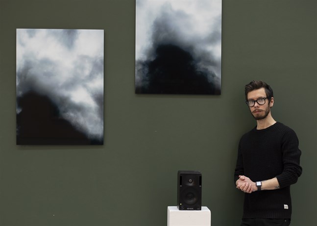 "Flying Whale" heter installationen som Fedor Chuppin ställer ut på den gröna väggen i Campus Allegros aula.