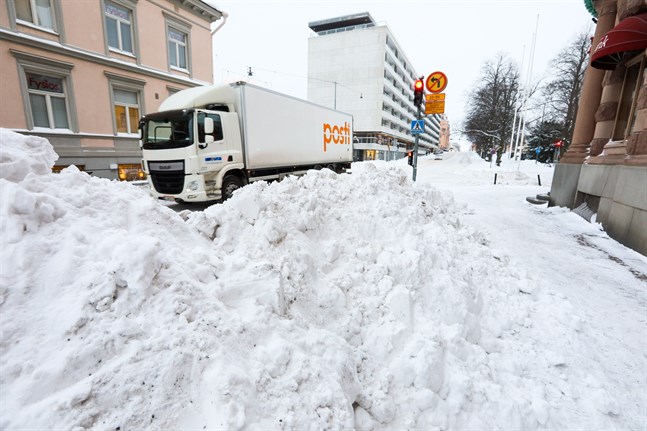 Det dröjer till eftermiddagen innan Vasa stad får bort snöhögarna från gatorna.