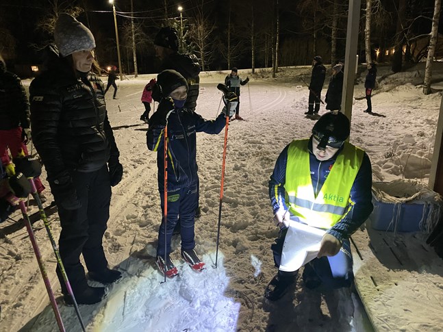 Krafts ledare Mia Snickars och Johan Hertsbacka tar emot anmälningen från Valter Sandberg då Krafts klubbtävlingsserie drog igång.
