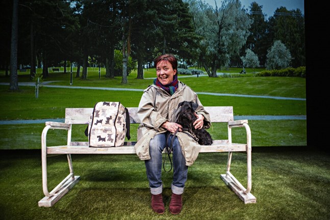 Carola Sarén intar scenen tillsammans med sin hund Donna i monologen "Hundliv" som börjar spela igen i början av mars.