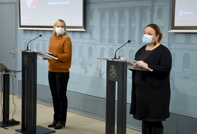 Ministrarna Maria Ohisalo och Krista Kiuru på fredagskvällens presskonferens.