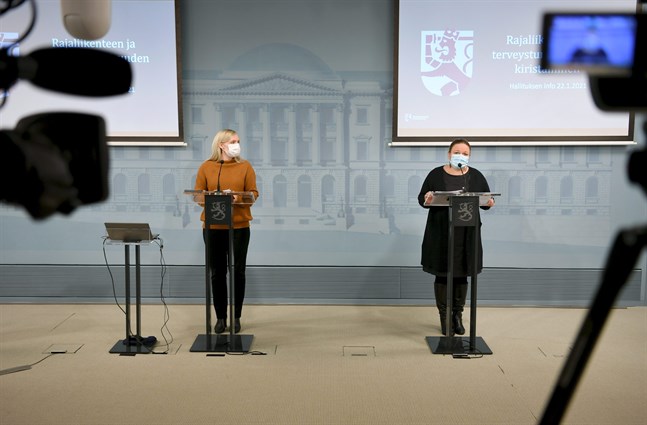 Ministrarna Maria Ohisalo och Krista Kiuru på fredagens sena presskonferens.