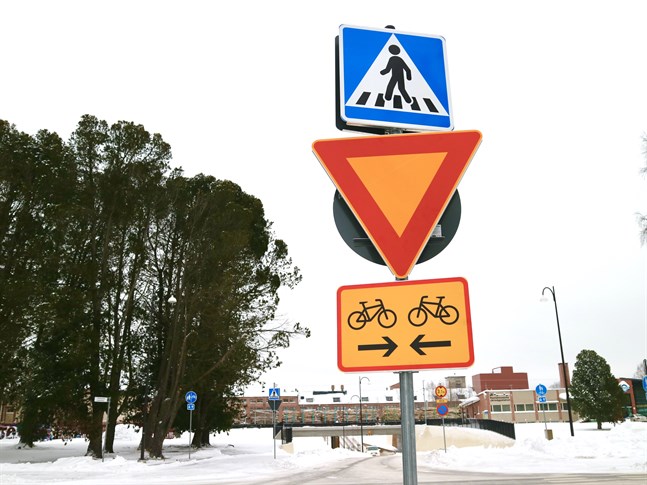 Bilister som kör längs Jakobsgatan har nu förkörsrätt i korsningen mellan Jakobsgatan och Stationsvägen.