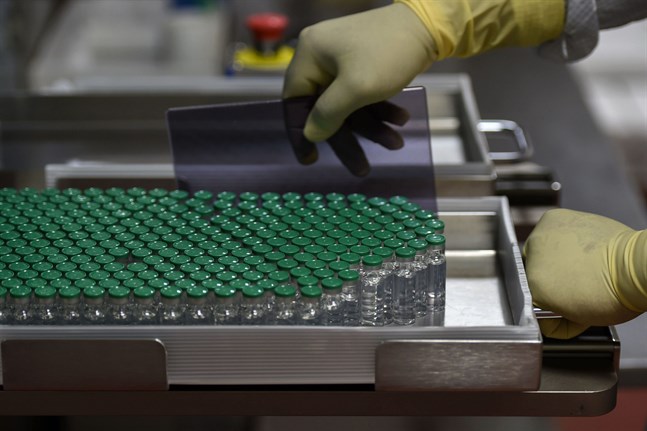 Astra Zeneca har produktionsproblem och kommer att leverera under hälften av de förväntade vaccindoserna under årets första kvartal.