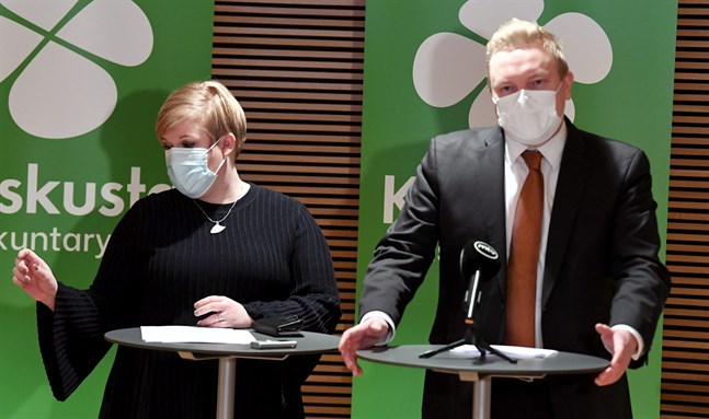 Annika Saarikko, ordförande för Centern, och Antti Kurvinen, ordförande för Centerns riksdagsgrupp, ber Samlingspartiet omvärdera sin ståndpunkt om vårdreformen.