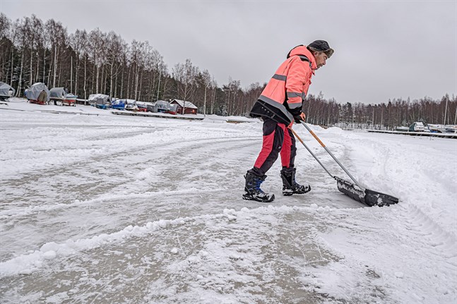 Johan Strömberg säger att det är fritt fram att skotta upp banan om det snöat.