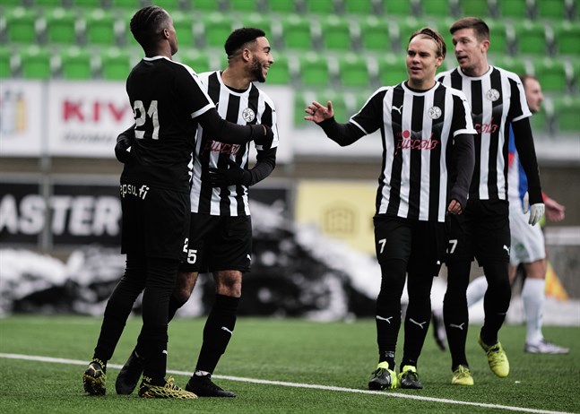 Luqman Kassim var rejält på hugget mot Vasa IFK och inblandad i så gott som allt VPS skapade framåt. Här firar han 0–3-målet med Fabrice Gatambiye, Aleksi Pahkasalo och Kalle Multanen.