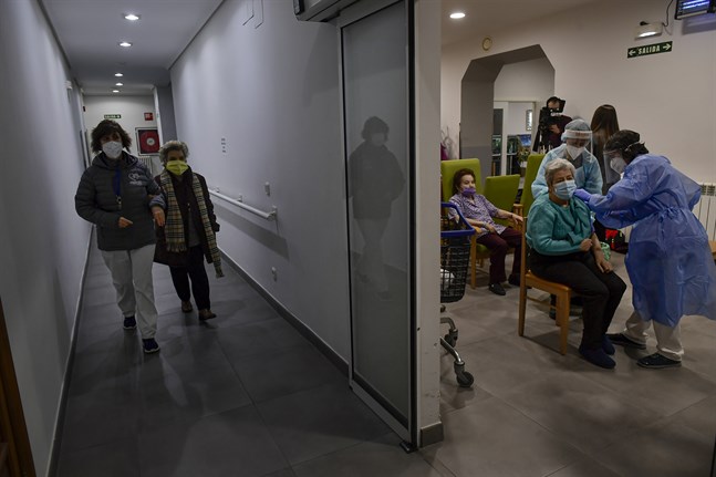 Spaniens högst rankade militär avgår efter att det framkommit att han hoppat före vårdanställda och äldre i kön till coronavaccin. Arkivbild.